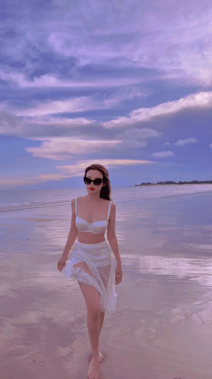 Huyền Baby diện đồ tắm khoe vẻ đẹp căng tràn.