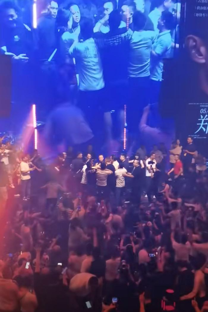 Tài tử Trịnh Hạo Nam đi hát sau khi phá sản, hàng trăm khán giả ùa lên bao vây Ảnh 3