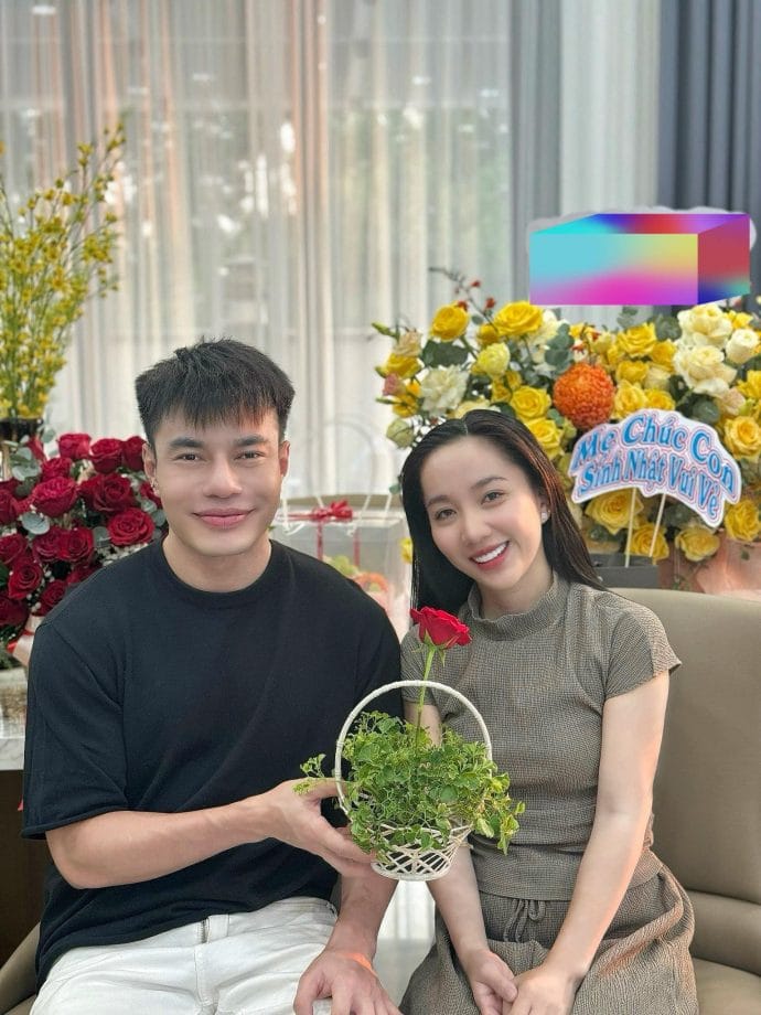 Lê Dương Bảo Lâm và vợ vui vẻ