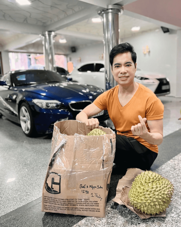 Danh ca Ngọc Sơn khoe món quà được Hồ Văn Cường biếu tặng nhân dịp Tết Đoan Ngọ.