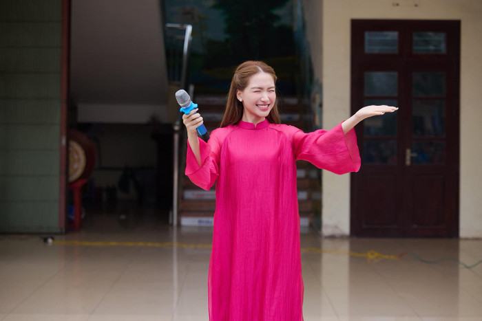 Hòa Minzy luôn thể hiện nguồn năng lượng tích cực mỗi khi xuất hiện trước khán giả. Ảnh: FBNV