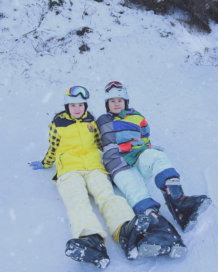 Trên mạng xã hội, Primmy Trương chia sẻ hình ảnh du lịch hay dự sự kiện cùng thiếu gia Phan Thành. (Ảnh: IGNV)