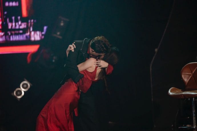 Quang Anh gây chú ý khi hôn vũ công lạ trên sân khấu - 2