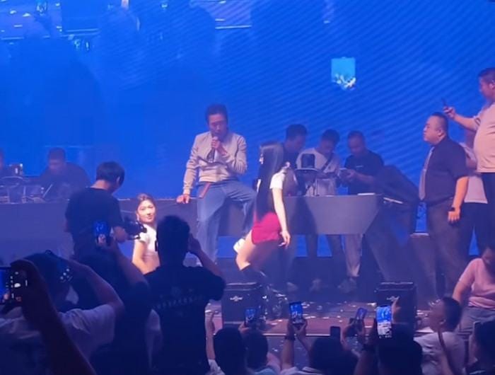 Tài tử Trịnh Hạo Nam đi hát sau khi phá sản, hàng trăm khán giả ùa lên bao vây Ảnh 2