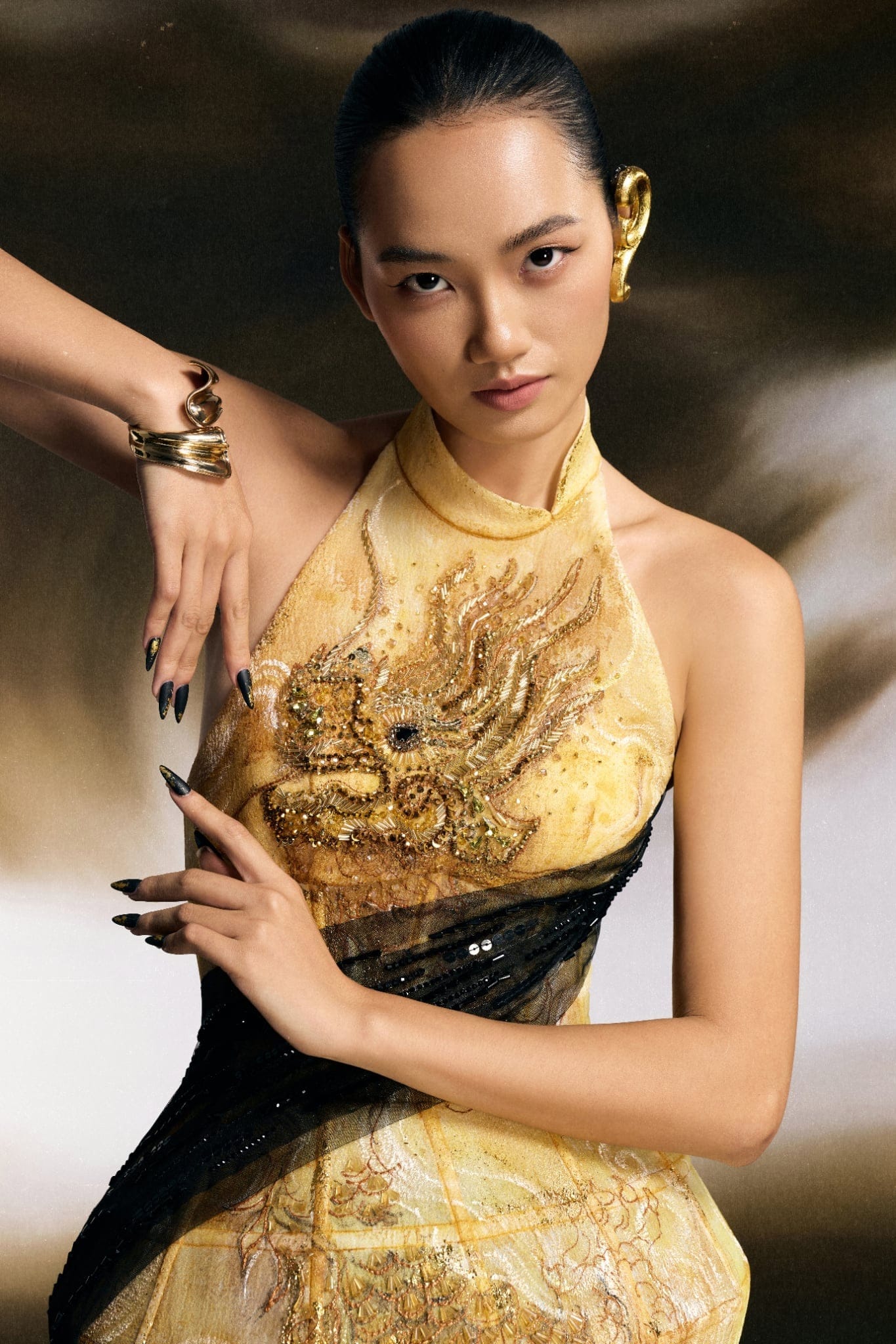 Á hậu Quỳnh Anh mặc trang phục tôn vinh di sản Huế - 1