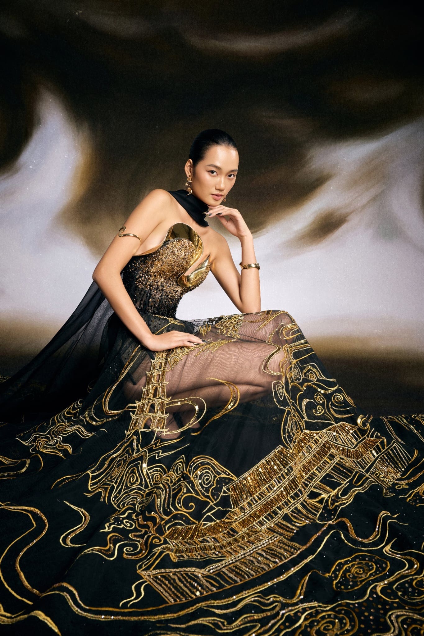 Á hậu Quỳnh Anh mặc trang phục tôn vinh di sản Huế - 4