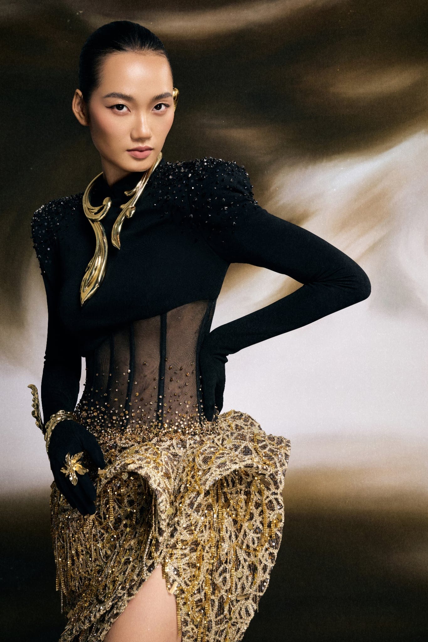 Á hậu Quỳnh Anh mặc trang phục tôn vinh di sản Huế - 2