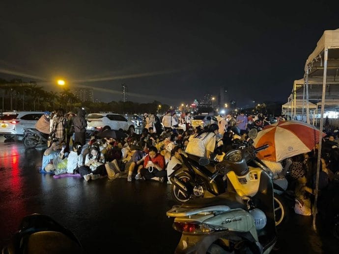 Fan đội mưa xuyên đêm, nằm vạ vật chờ xem Anh trai say hi - 2