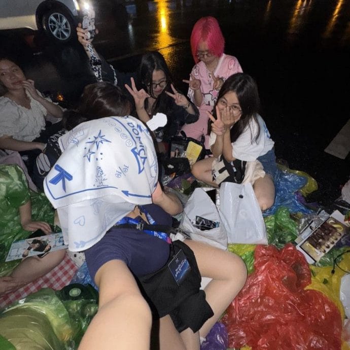 Fan đội mưa xuyên đêm, nằm vạ vật chờ xem Anh trai say hi - 3