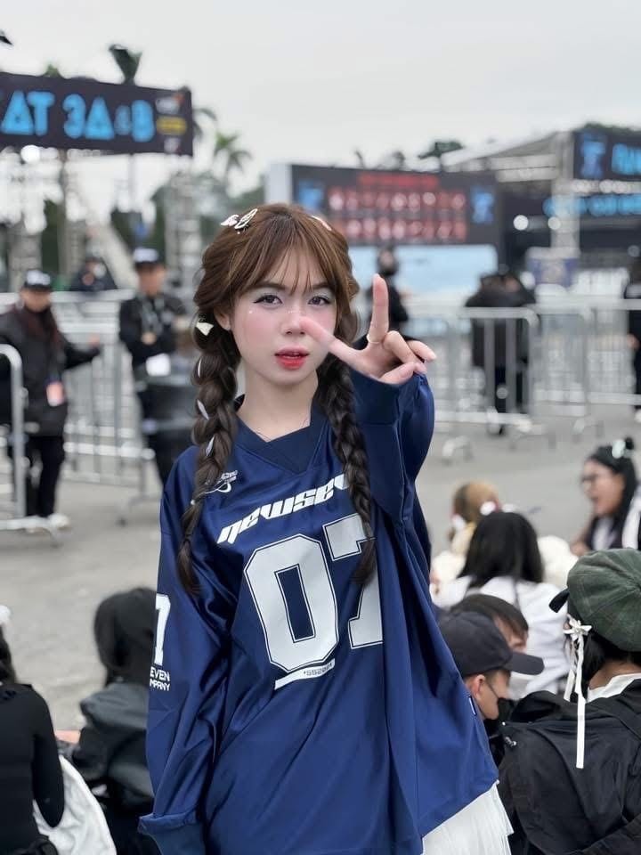 Fan đội mưa xuyên đêm, nằm vạ vật chờ xem Anh trai say hi - 4