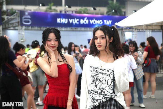 Fan nữ mặc gợi cảm, trang điểm ấn tượng đi xem đêm nhạc Anh trai say hi - 9