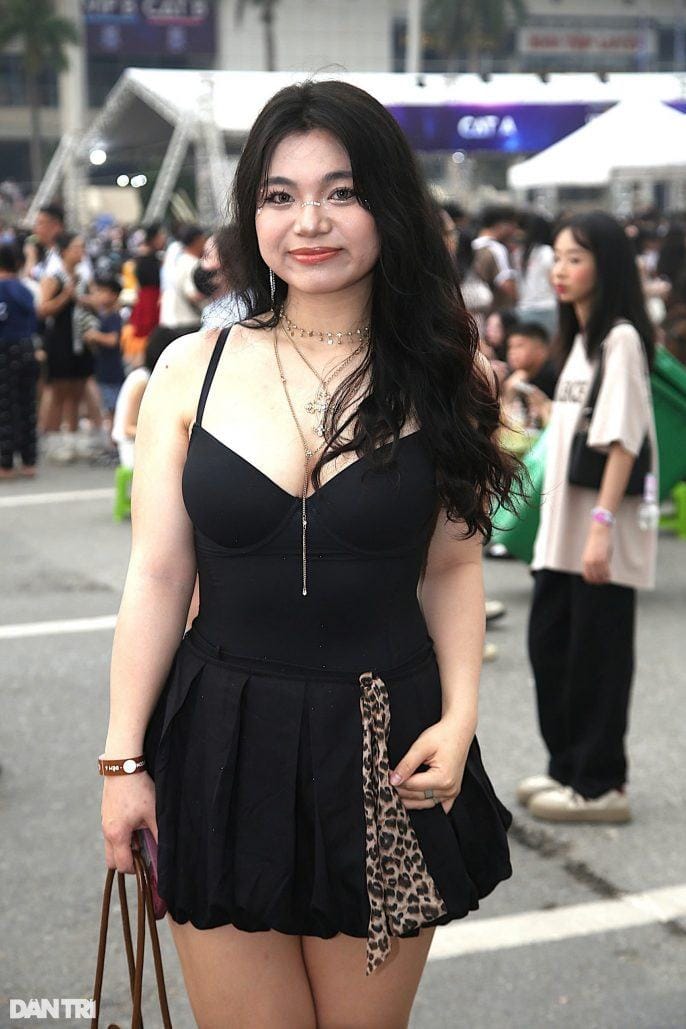 Fan nữ mặc gợi cảm, trang điểm ấn tượng đi xem đêm nhạc Anh trai say hi - 3