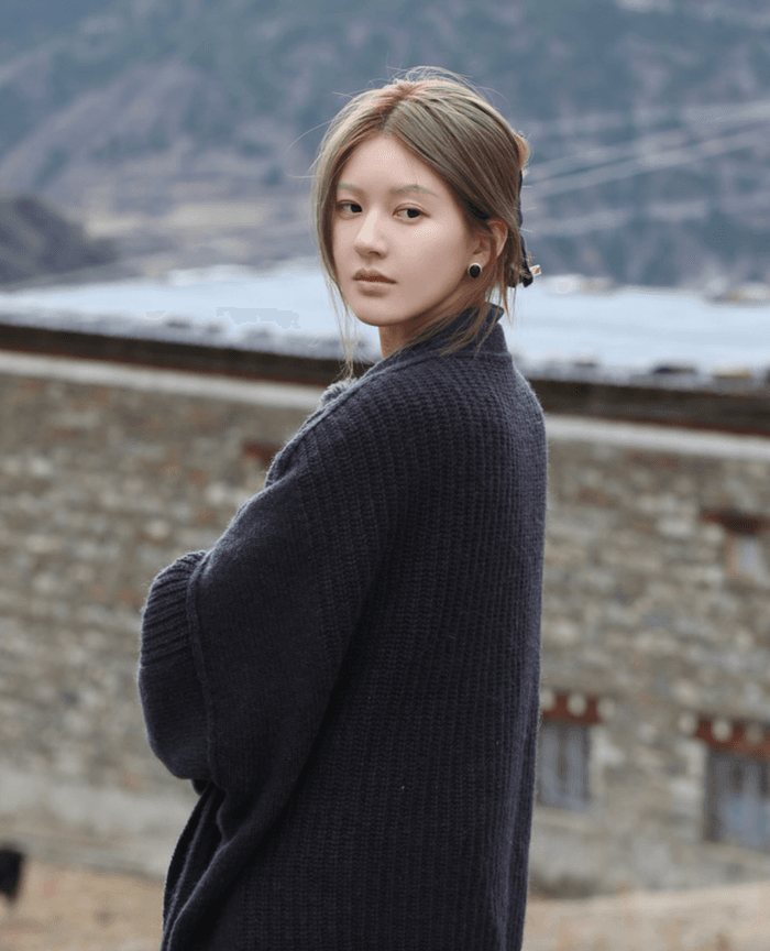 Triệu Lộ Tư khi ở vùng núi cao để ghi hình cho chương trình thiện nguyện. Ảnh: Sưu tầm