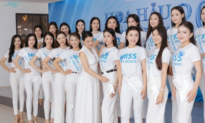 Thạc sĩ Đàm Hương Thuỷ trao sash cho các thí sinh