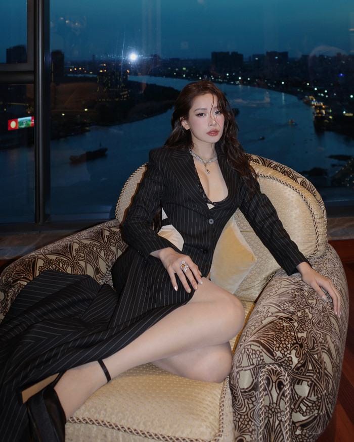 Không chỉ đôi chân thon dài miên man, cô nàng còn khéo léo khoe đôi gò bồng gợi cảm của mình trong bộ ảnh này.