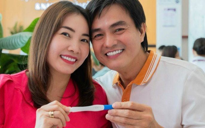 Cao Minh Đạt và vợ đón ‘2 vạch’ sau 9 năm chờ đợi