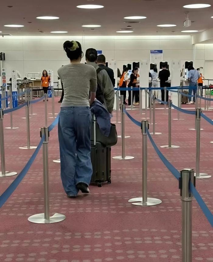 Hình ảnh Vương Phi và Tạ Đình Phong đi du lịch cùng nhau, bác bỏ tin đồn ly hôn.