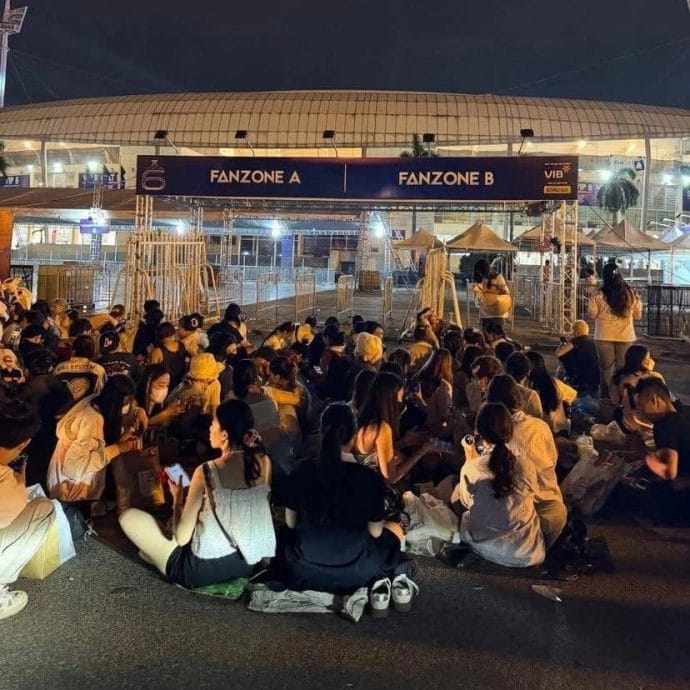 Fan đội mưa xuyên đêm, nằm vạ vật chờ xem Anh trai say hi - 1