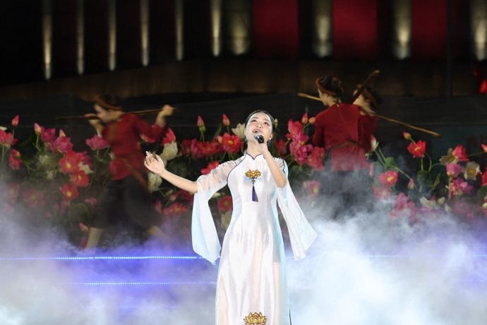 Hà Quỳnh Như biểu diễn tại Quảng trường Ba Đình