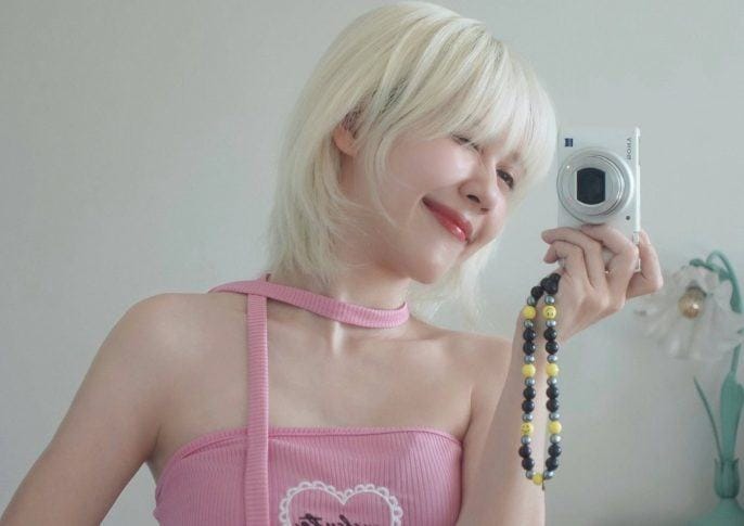 Hậu Hoàng gây sốt với mái tóc bạch kim trẻ trung