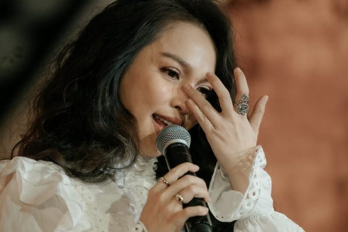 Hiền Thục bật khóc tại buổi ra mắt sách