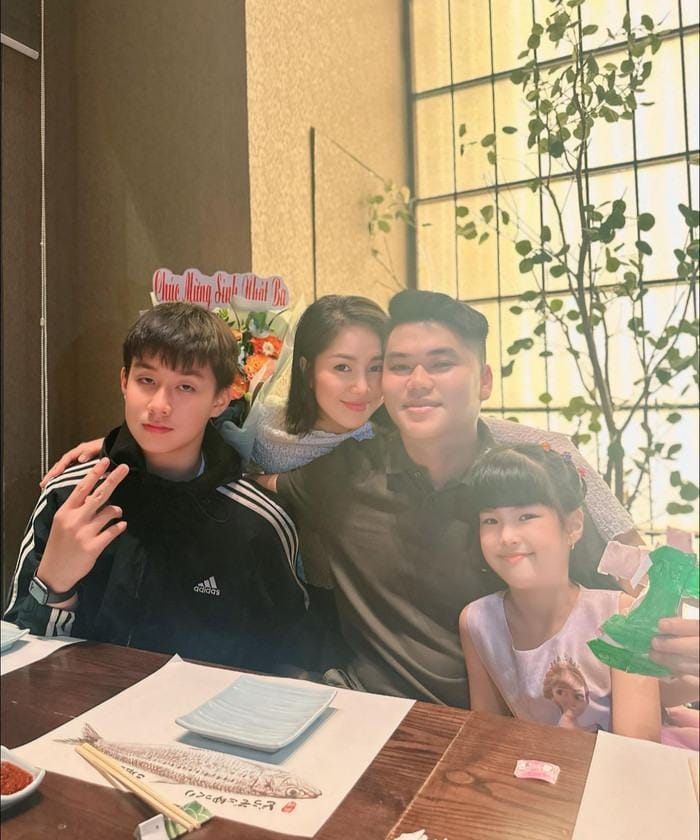 Khung ảnh gia đình hạnh phúc của Lê Phương và Trung Kiên bên cạnh hai con.