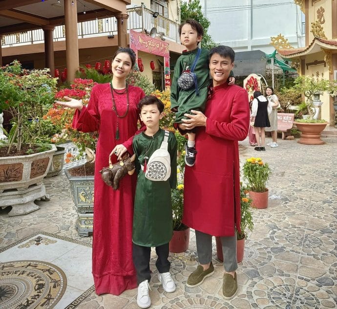 Hôn nhân vượt thị phi của cầu thủ Mạc Hồng Quân và người mẫu cao 1,78m - 1