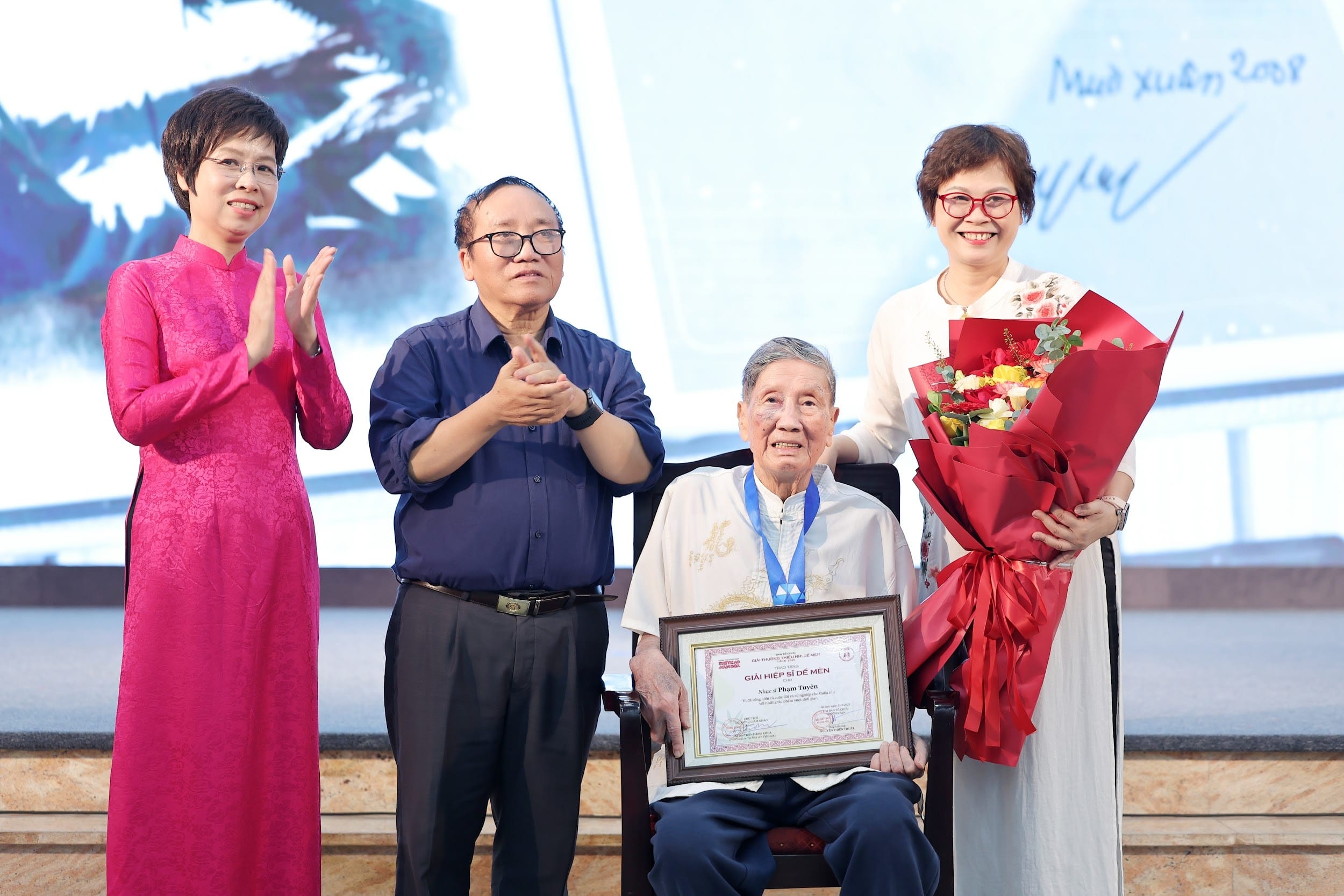 Nhạc sĩ Phạm Tuyên được trao giải thưởng Hiệp sĩ Dế Mèn - 1