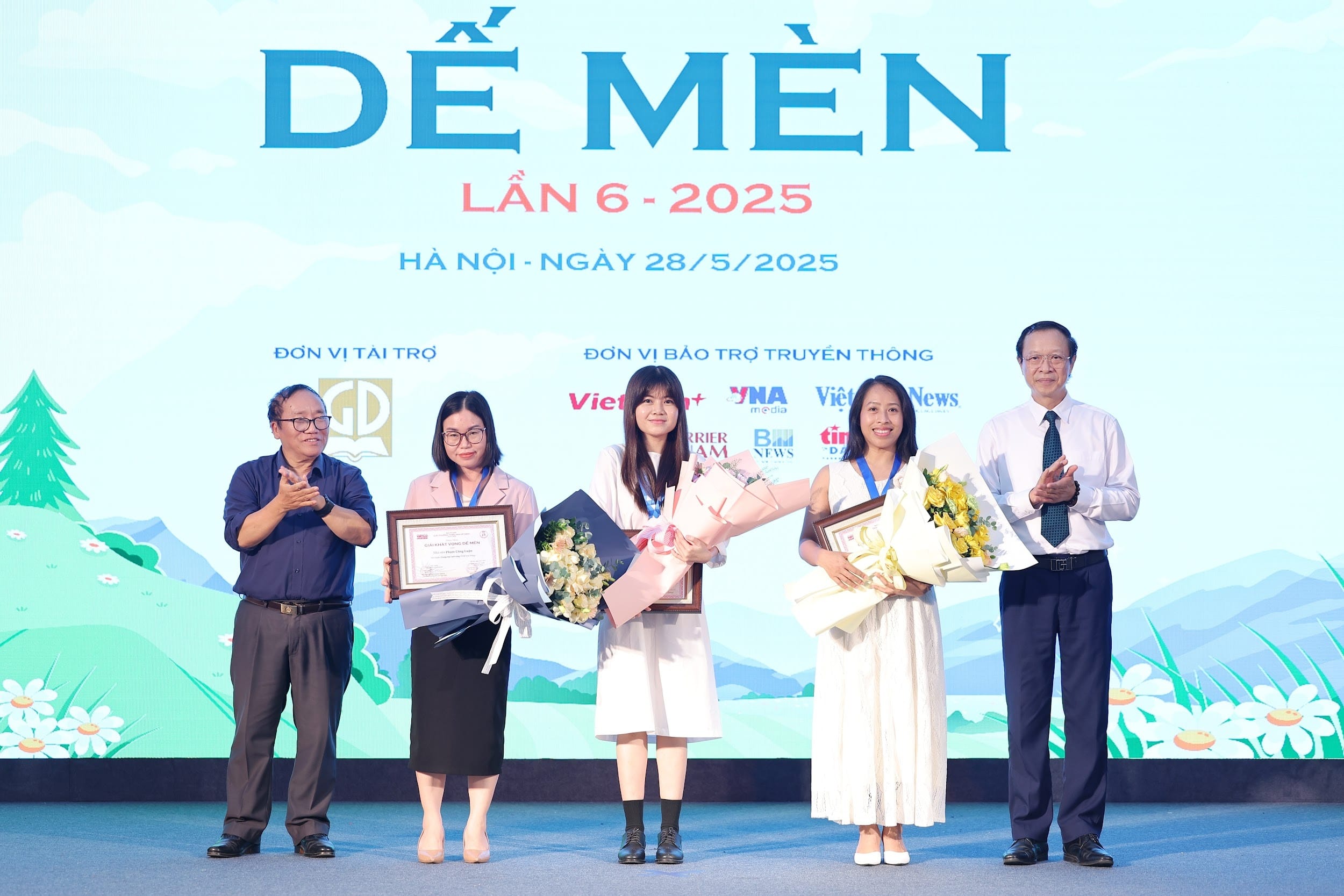 Nhạc sĩ Phạm Tuyên được trao giải thưởng Hiệp sĩ Dế Mèn - 2