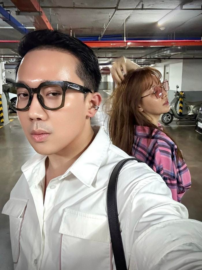 Trấn Thành khá thoải mái khi chia sẻ hình ảnh chụp chung với Hari Won ở trên mạng xã hội.