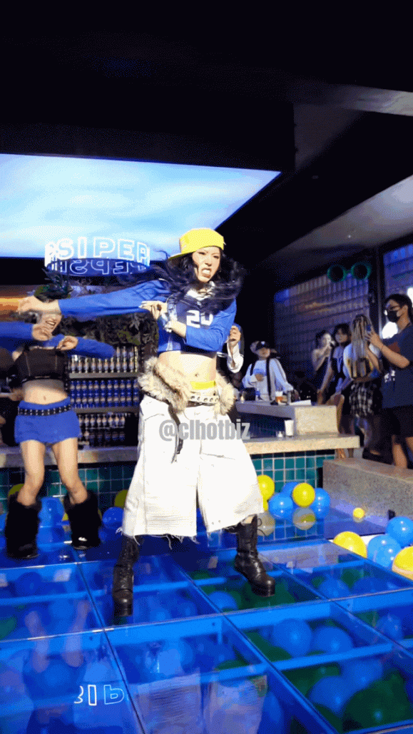 Màn thể hiện vũ đạo ngẫu hứng khiến MAYonair vấp phải nhiều ý kiến trái chiều