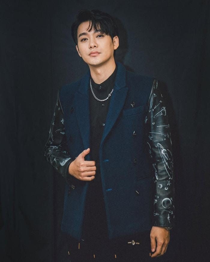 Sau một thời gian phát triển sự nghiệp ở Trung Quốc không như kỳ vọng, Lý Duy Phong quay về quê nhà mở quán trà sữa và kinh doanh lẩu cay.