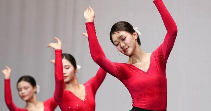 Nữ sinh trường múa tỏa sáng trong đêm tốt nghiệp đầy cảm xúc