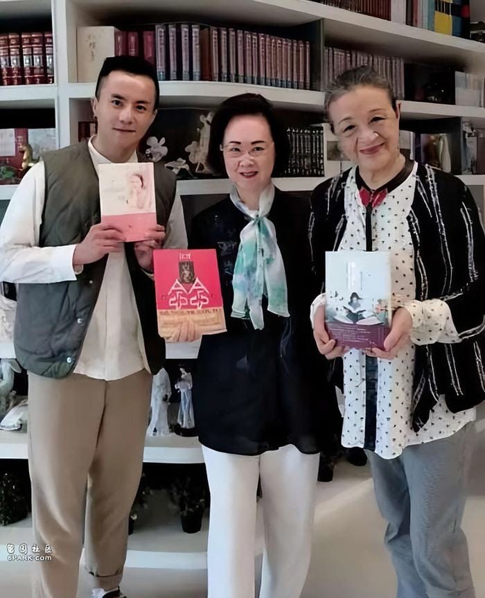 Nam diễn viên trong một lần gặp gỡ nhà văn Quỳnh Dao. (Sina)