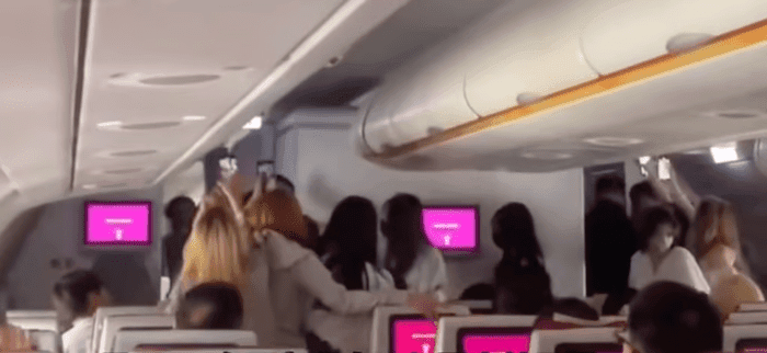 Fan cuồng náo loạn chuyến bay, truy đuổi thần tượng bất chấp cảnh báo an toàn Ảnh 1