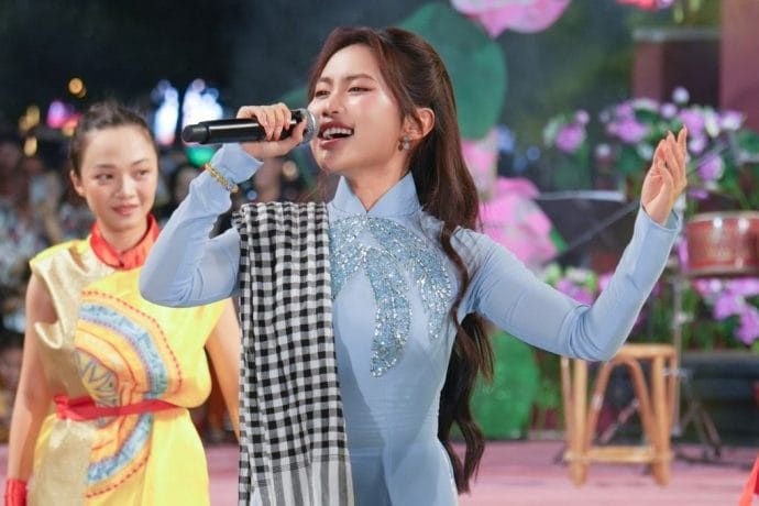 Phương Mỹ Chi biểu diễn trong chương trình tối 30/4