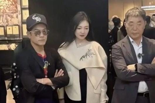 Quách Phú Thành thân thiết với gái lạ