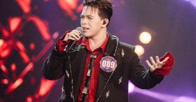 Quang Anh ‘bùng nổ’ với màn hôn gây sốt trên sân khấu