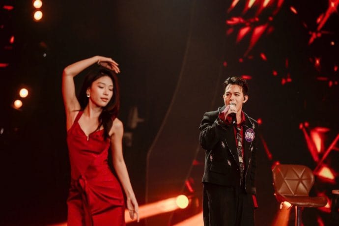 Quang Anh gây chú ý khi hôn vũ công lạ trên sân khấu - 1