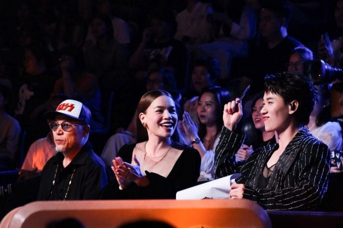 Quang Anh gây chú ý khi hôn vũ công lạ trên sân khấu - 3