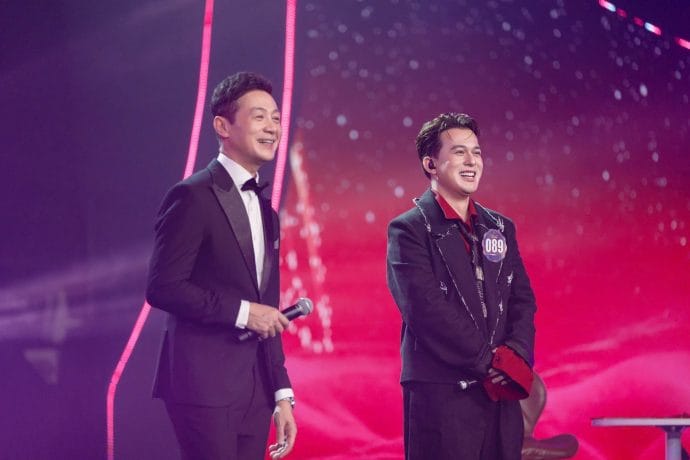 Quang Anh gây chú ý khi hôn vũ công lạ trên sân khấu - 4