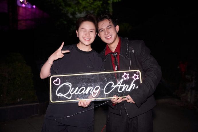 Quang Anh gây chú ý khi hôn vũ công lạ trên sân khấu - 5