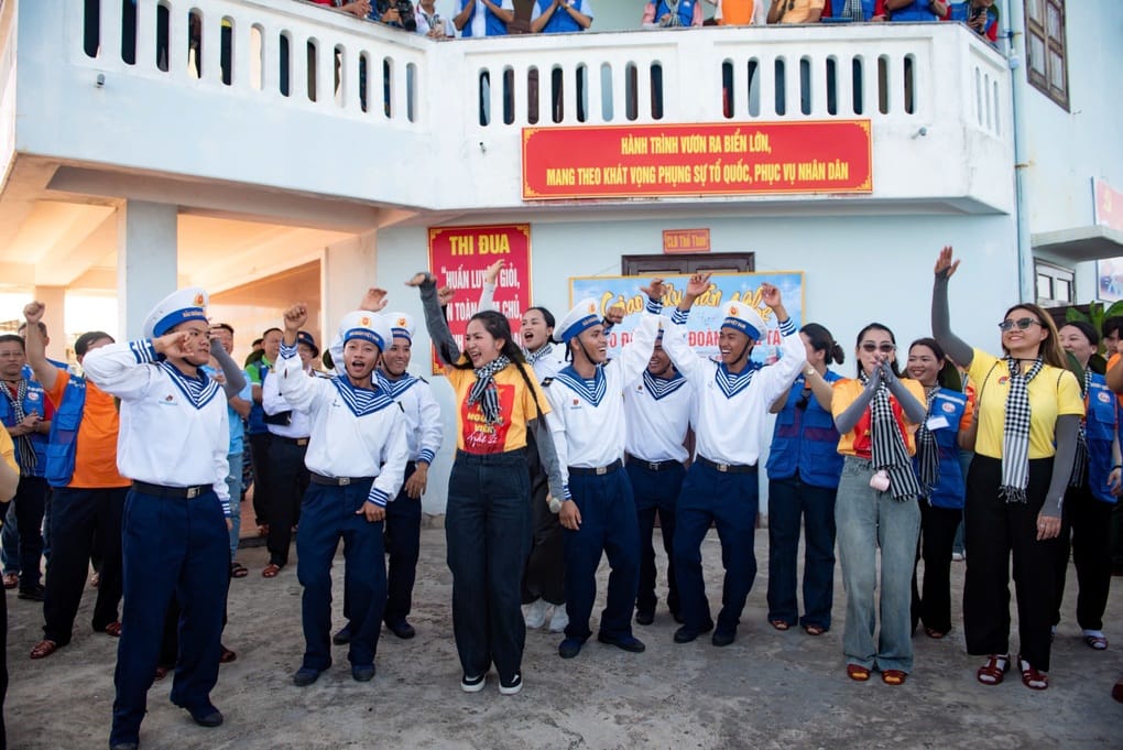 Duyên Quỳnh thăm các chiến sĩ tại Trường Sa