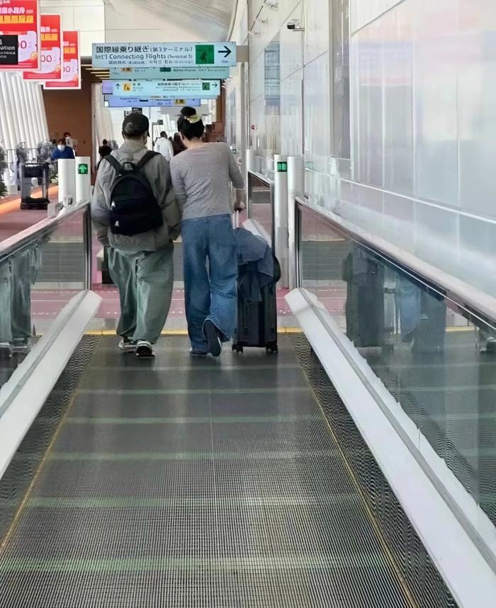 Cặp đôi nổi tiếng ăn mặc giản dị, cùng tận hưởng khoảnh khắc hạnh phúc bên nhau.