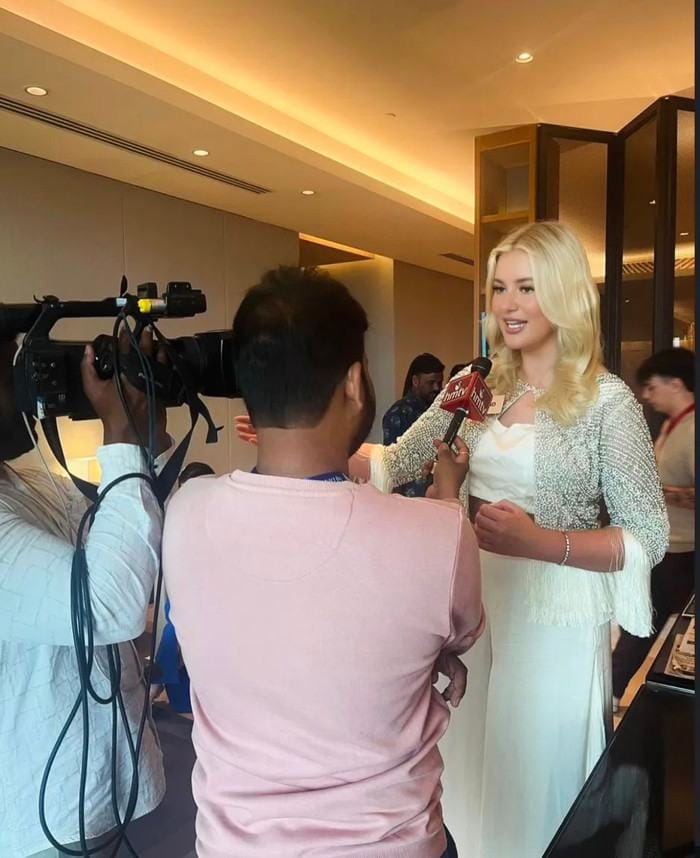 Milla Magee gây xôn xao khi tiết lộ chuyện bị Miss World 2025 yêu cầu ăn tiệc và giao lưu với các nhà tài trợ. (Ảnh: The Sun)