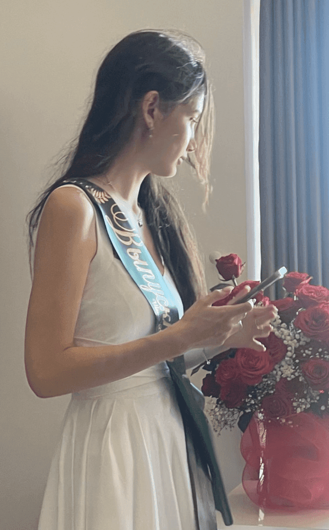 Em gái Văn Lâm xinh đẹp bất chấp cam thường