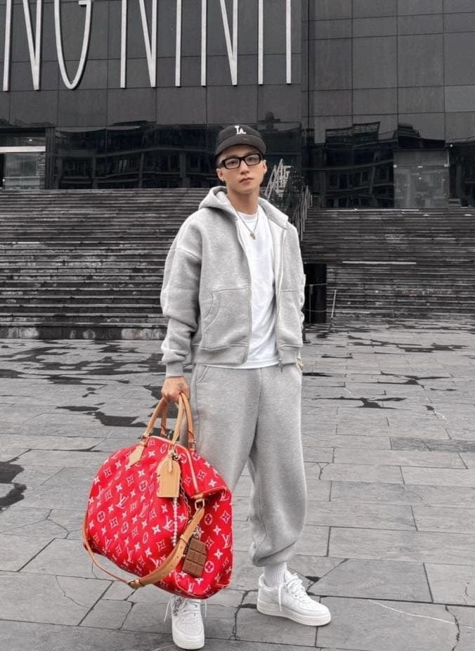 Sơn Tùng M-TP diện đồ 1,4 tỷ đồng đi chợ, đeo đồng hồ Rolex ngồi trà đá - 5