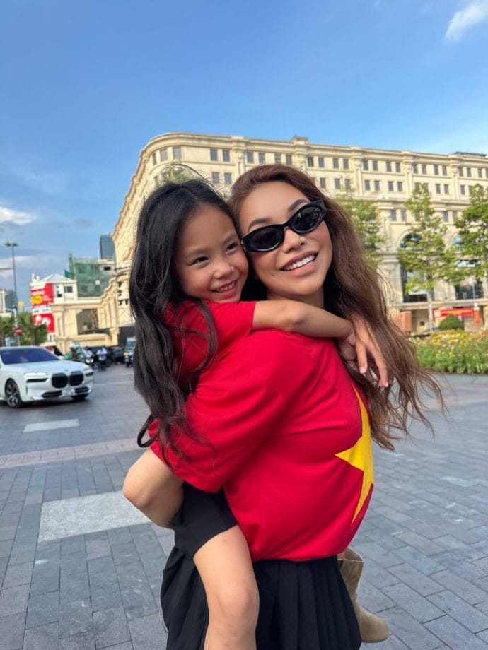Trà Ngọc Hằng và con gái Sophia mặc áo cờ đỏ sao vàng