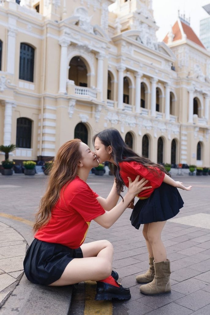 Hai mẹ con quấn quýt bên nhau