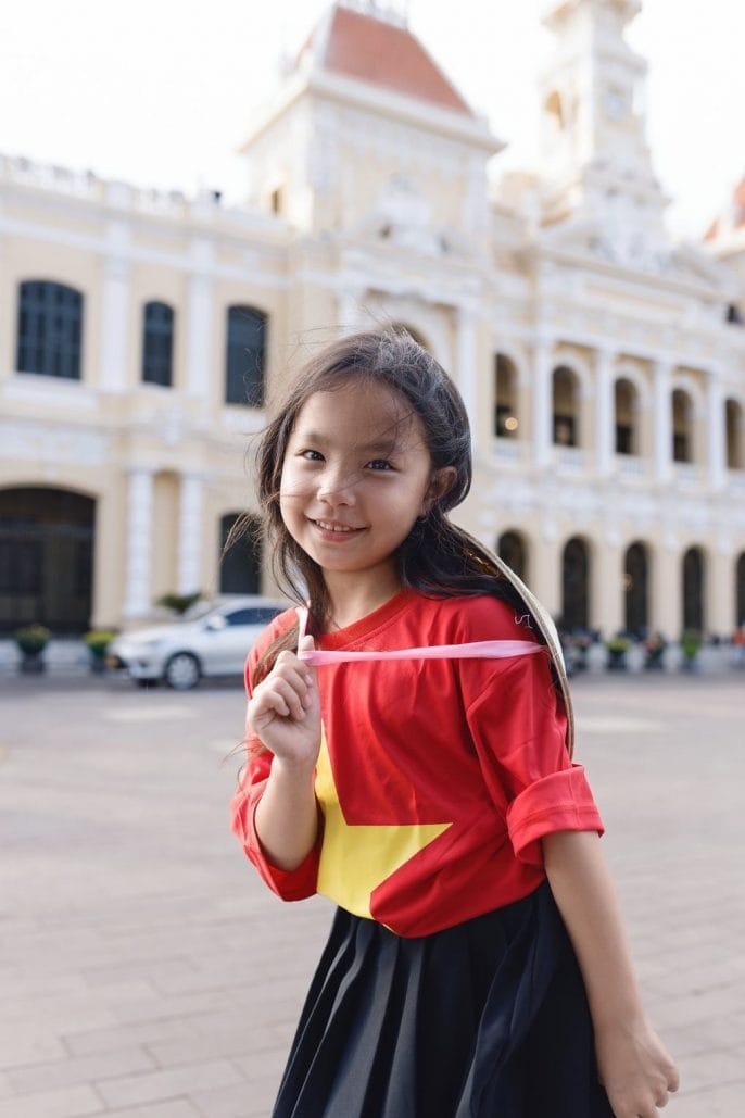 Bé Sophia dạn dĩ trước ống kính